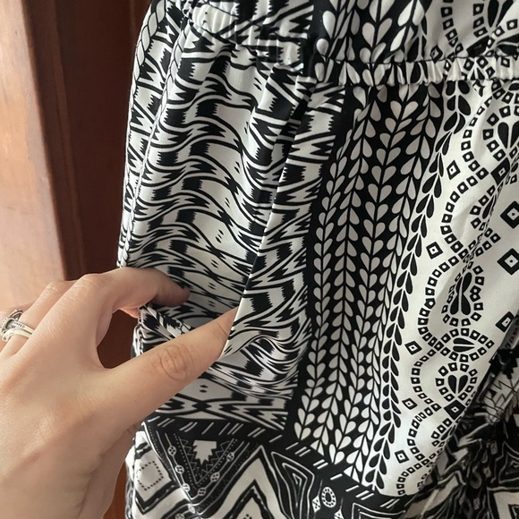 BEBOP Printed Surplice Pocketed Romper Size Large - Picture 5 of 6